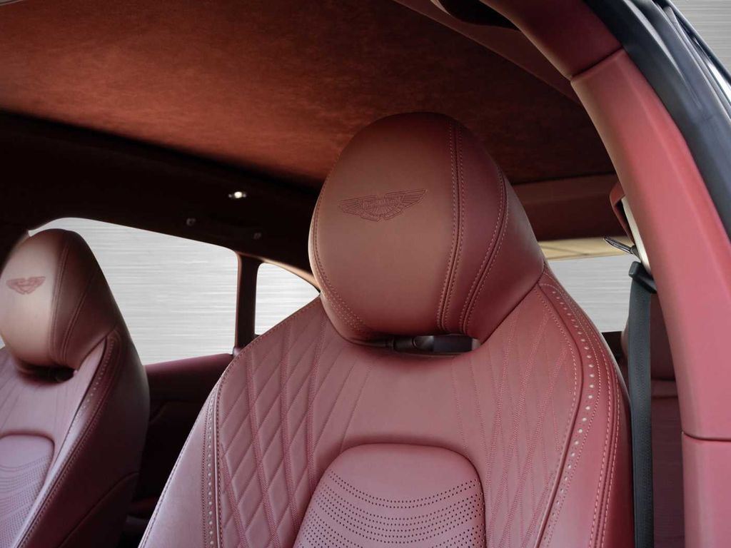Aston Martin DBX 2024
