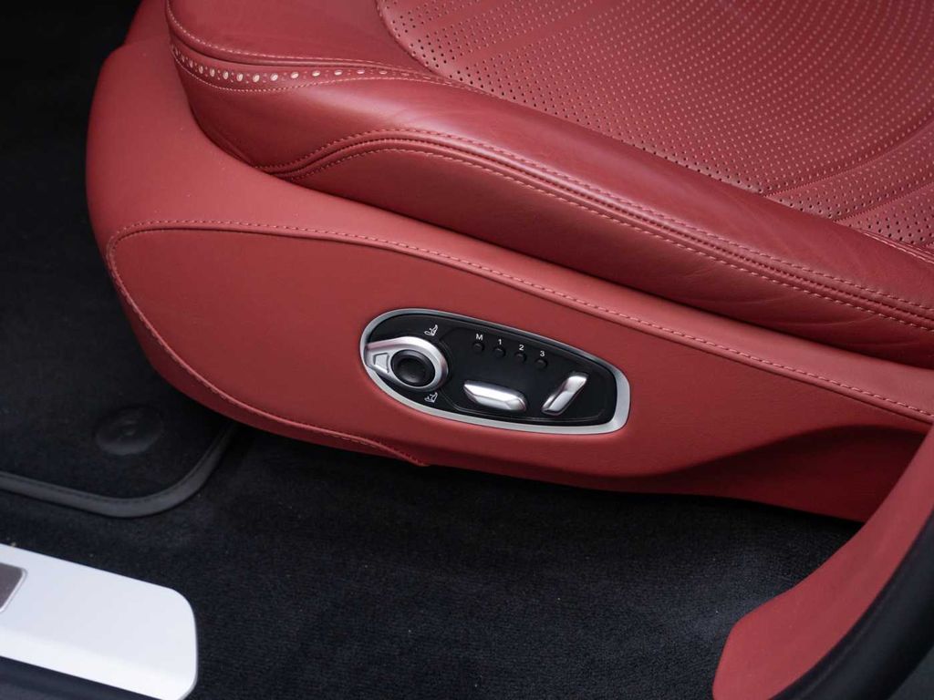 Aston Martin DBX 2024