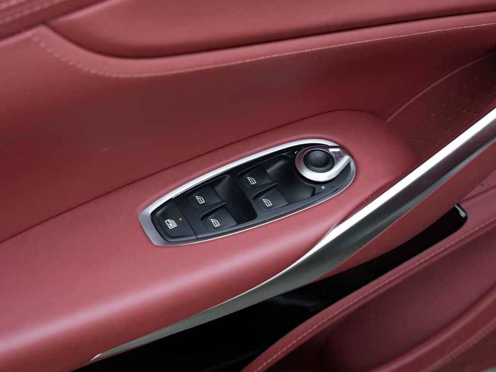 Aston Martin DBX 2024