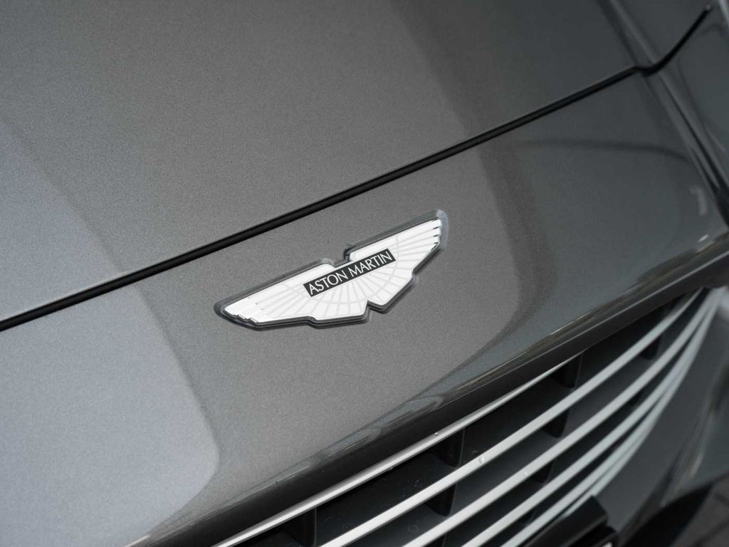 Aston Martin DBX 2024