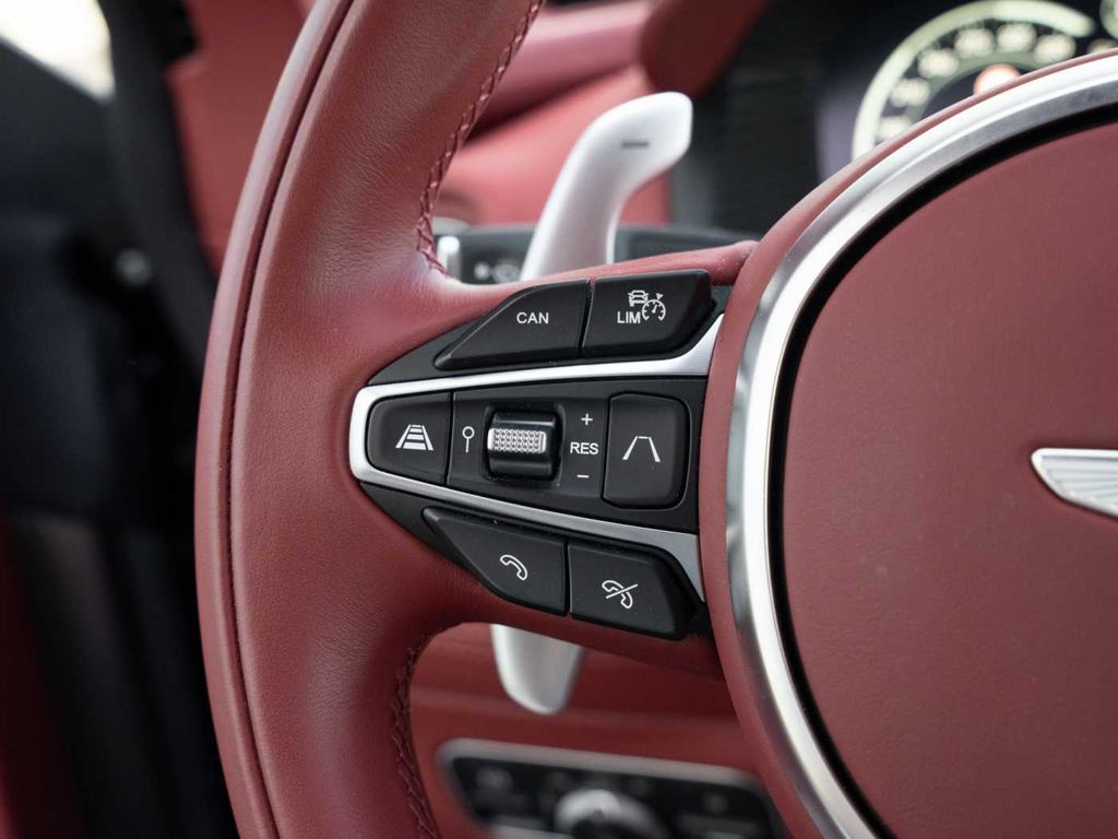 Aston Martin DBX 2024