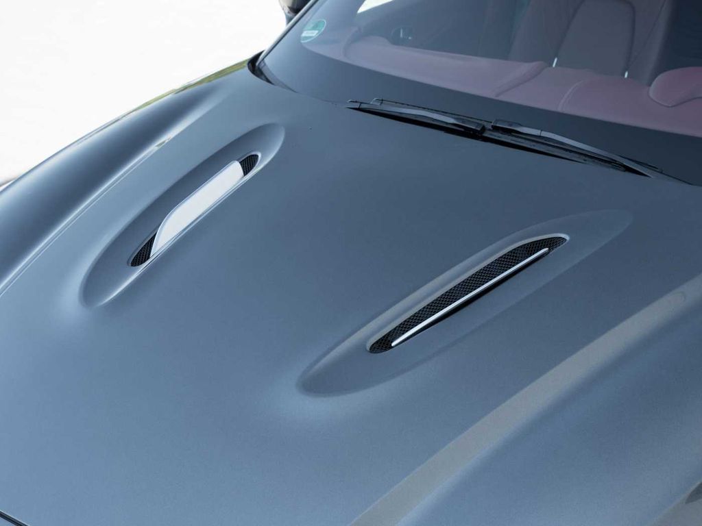 Aston Martin DBX 2024