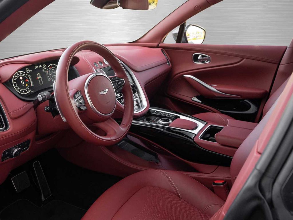 Aston Martin DBX 2024