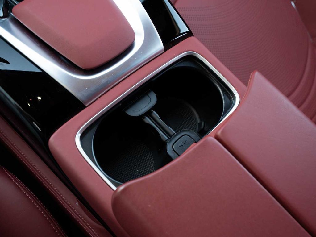 Aston Martin DBX 2024