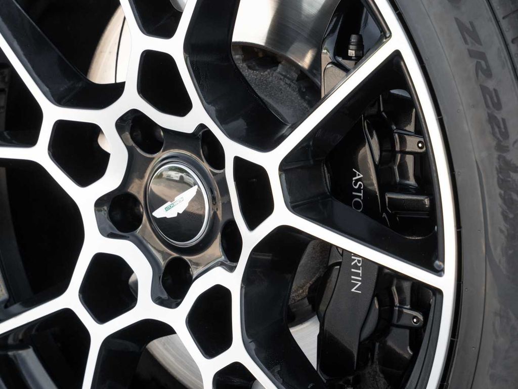 Aston Martin DBX 2024