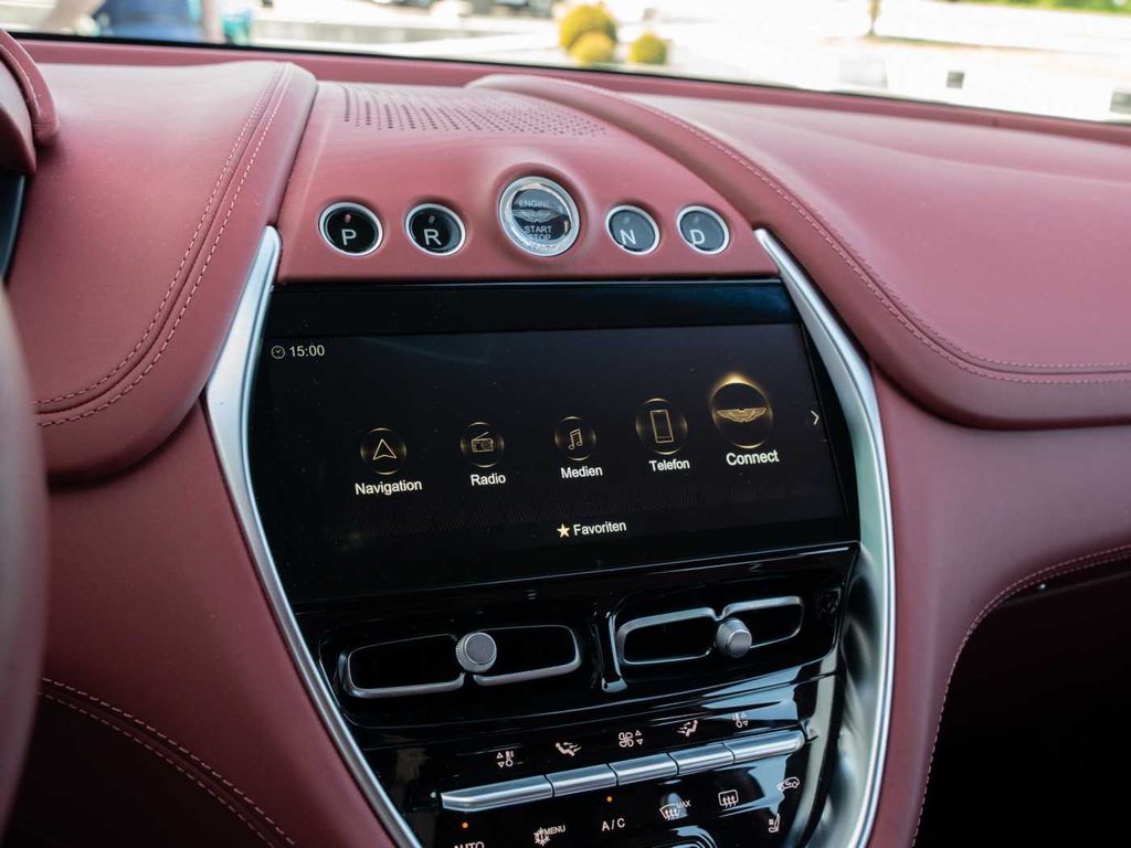 Aston Martin DBX 2024