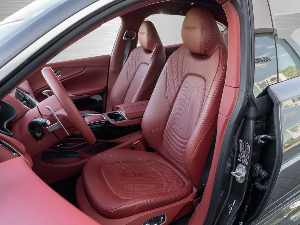 Aston Martin DBX 2024