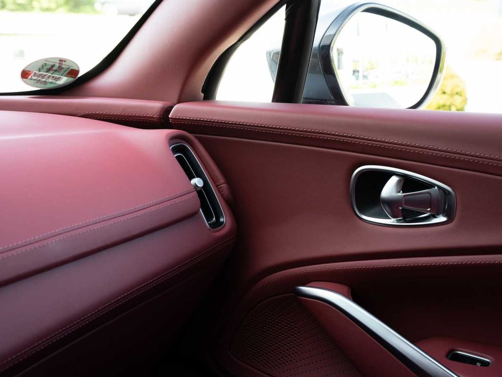 Aston Martin DBX 2024