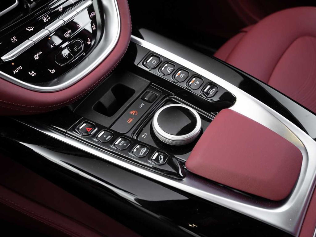 Aston Martin DBX 2024