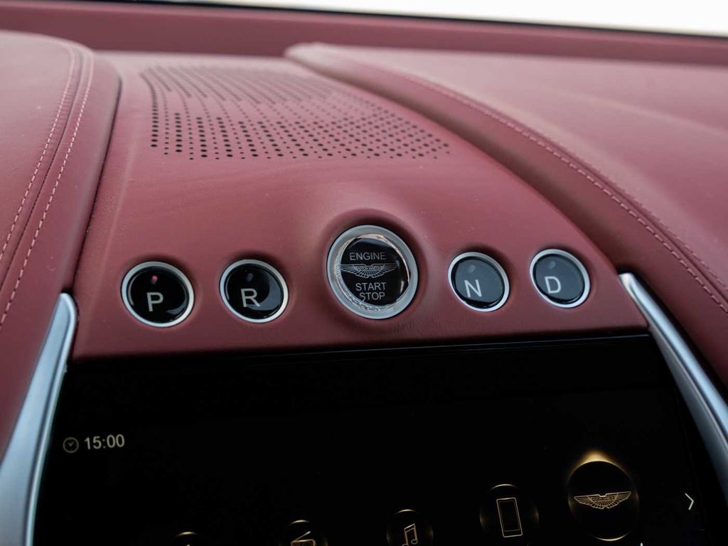 Aston Martin DBX 2024