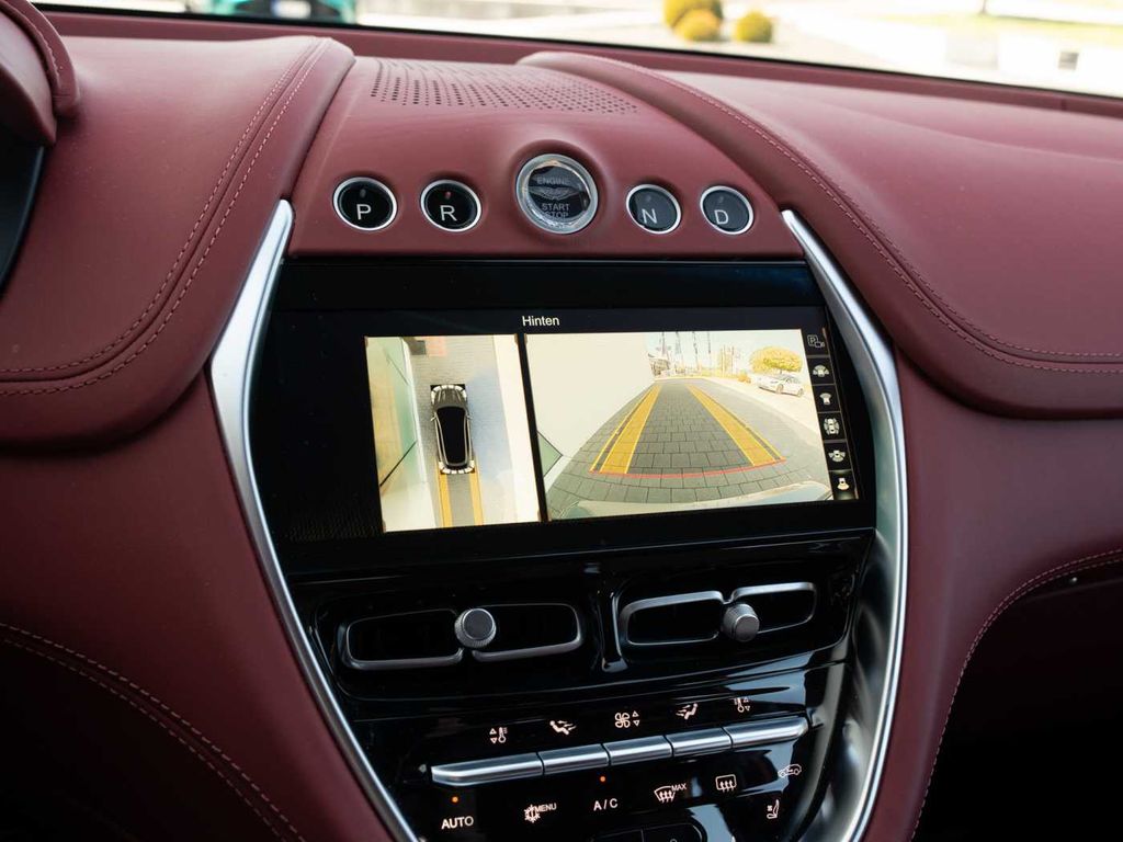 Aston Martin DBX 2024
