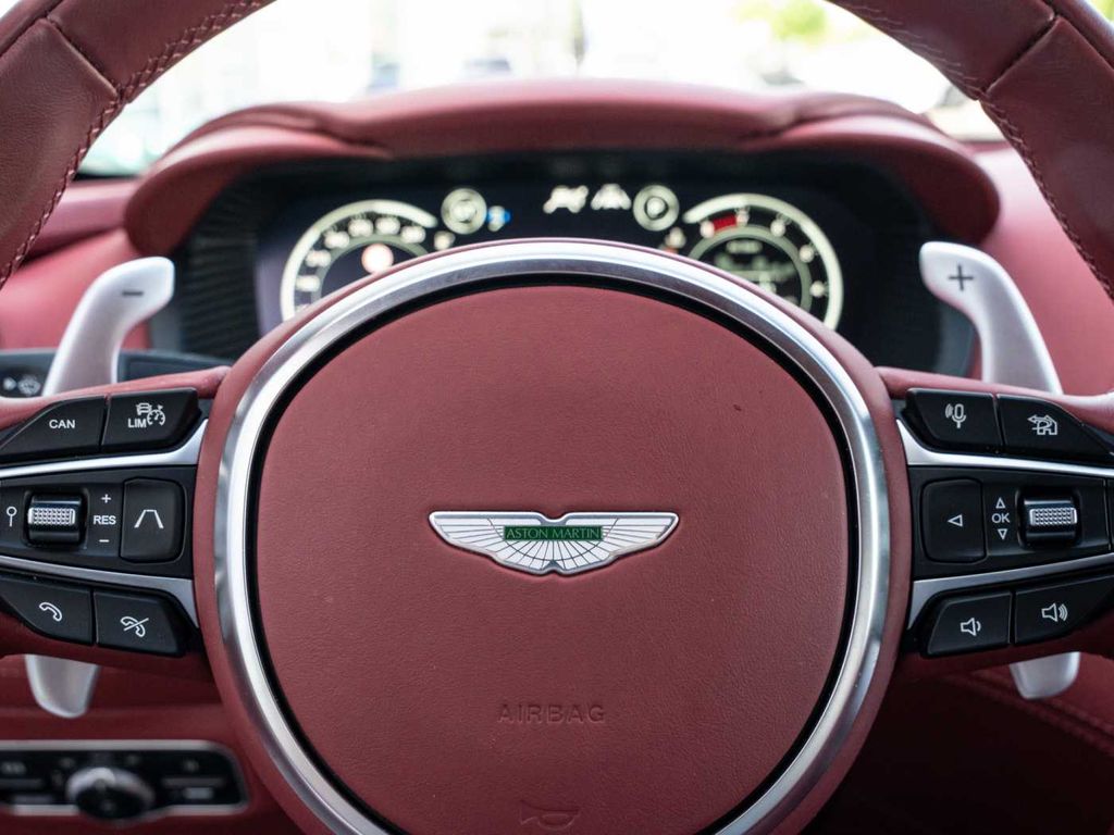 Aston Martin DBX 2024