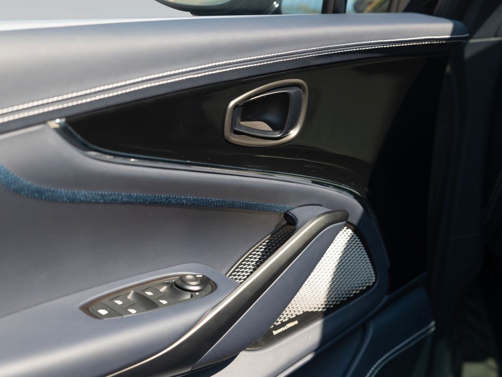 Aston Martin DBX 2024