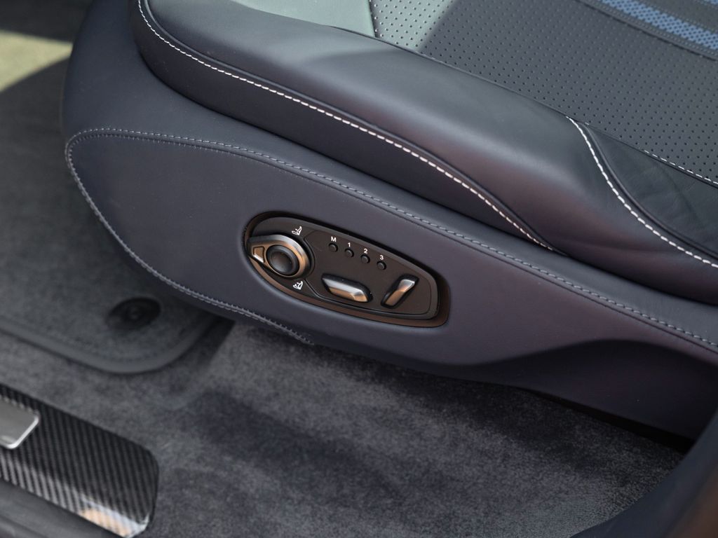 Aston Martin DBX 2024