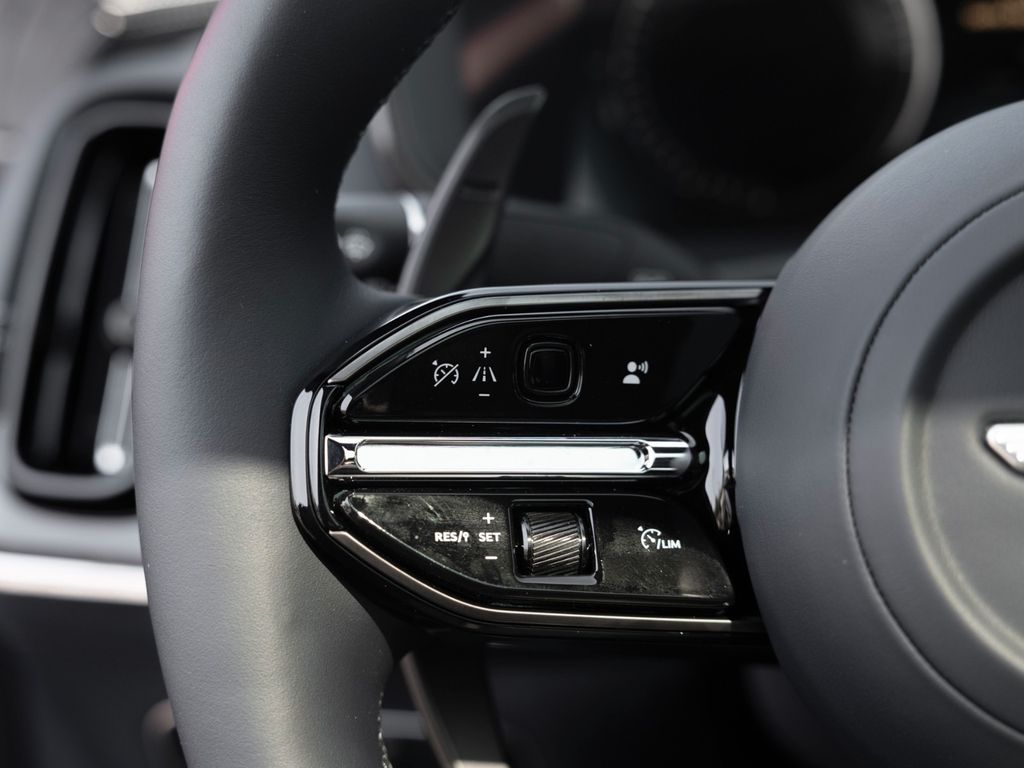 Aston Martin DBX 2024