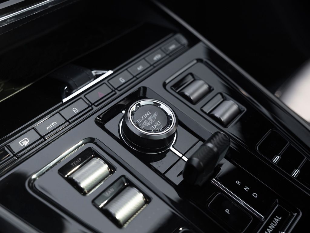 Aston Martin DBX 2024