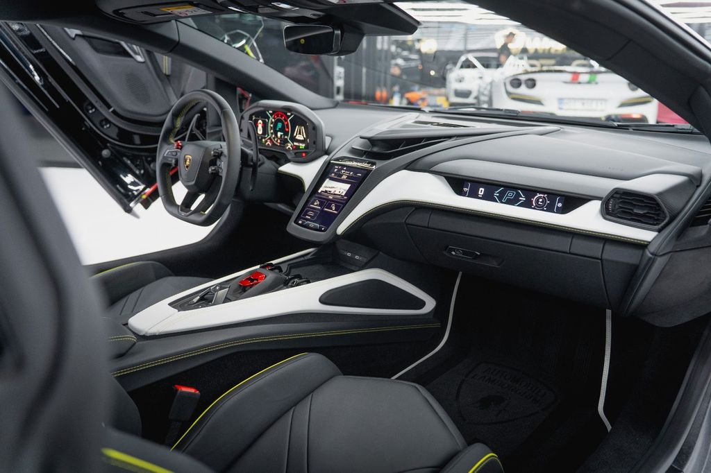 Lamborghini Revuelto 2024