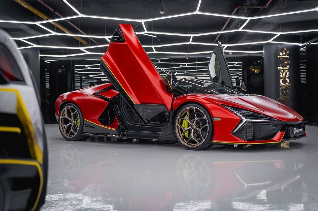 Lamborghini Revuelto 2024