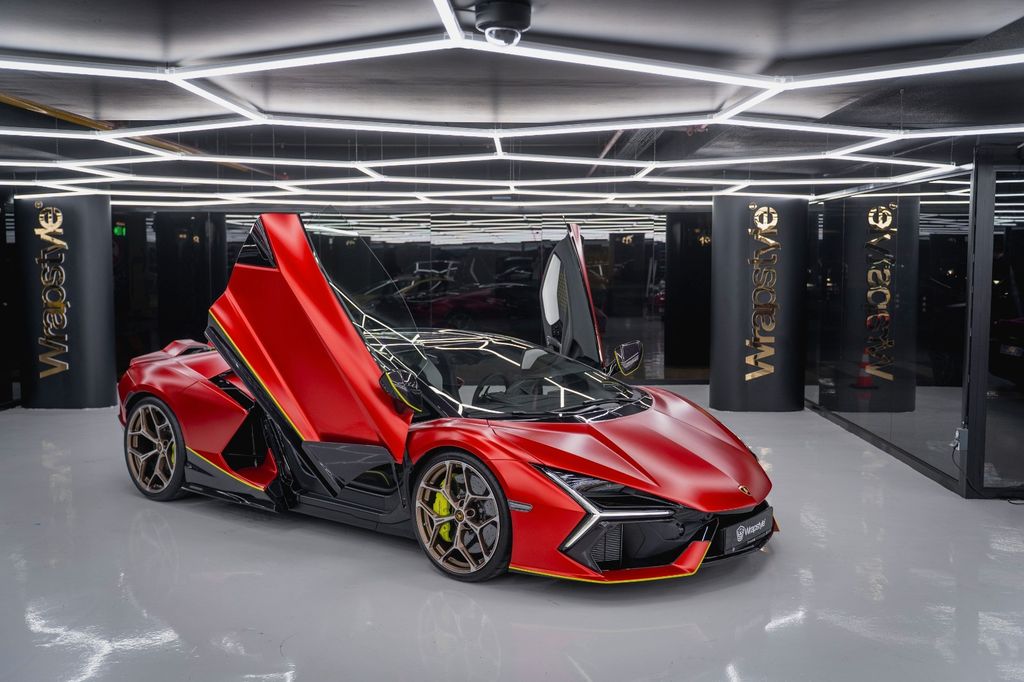 Lamborghini Revuelto 2024