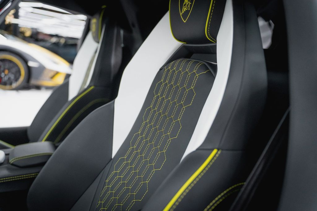 Lamborghini Revuelto 2024