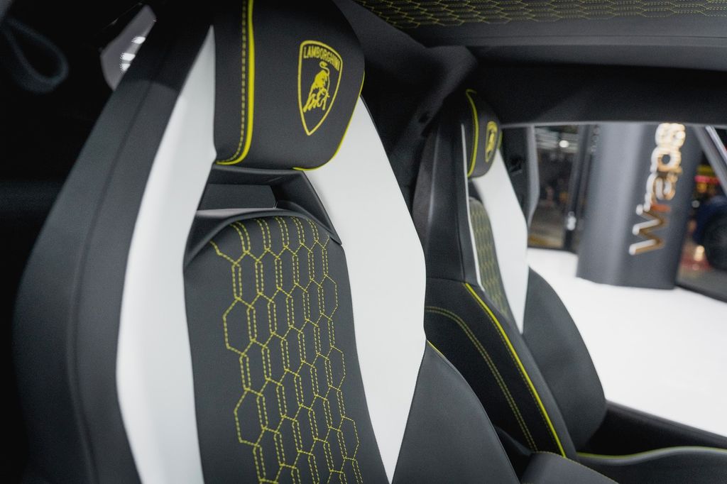 Lamborghini Revuelto 2024