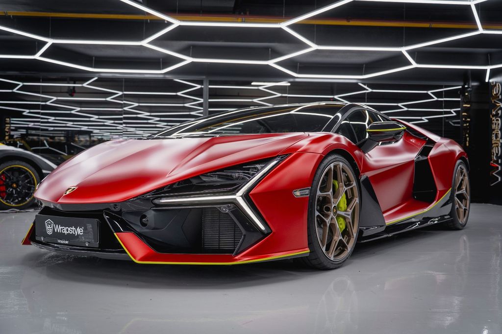 Lamborghini Revuelto 2024