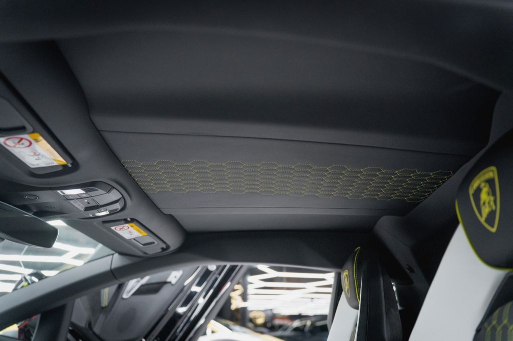 Lamborghini Revuelto 2024