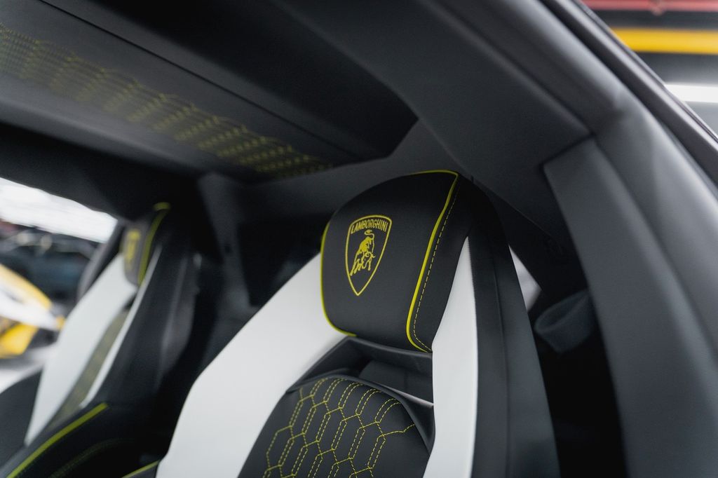 Lamborghini Revuelto 2024