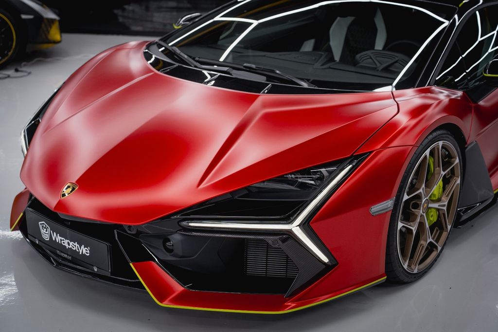 Lamborghini Revuelto 2024