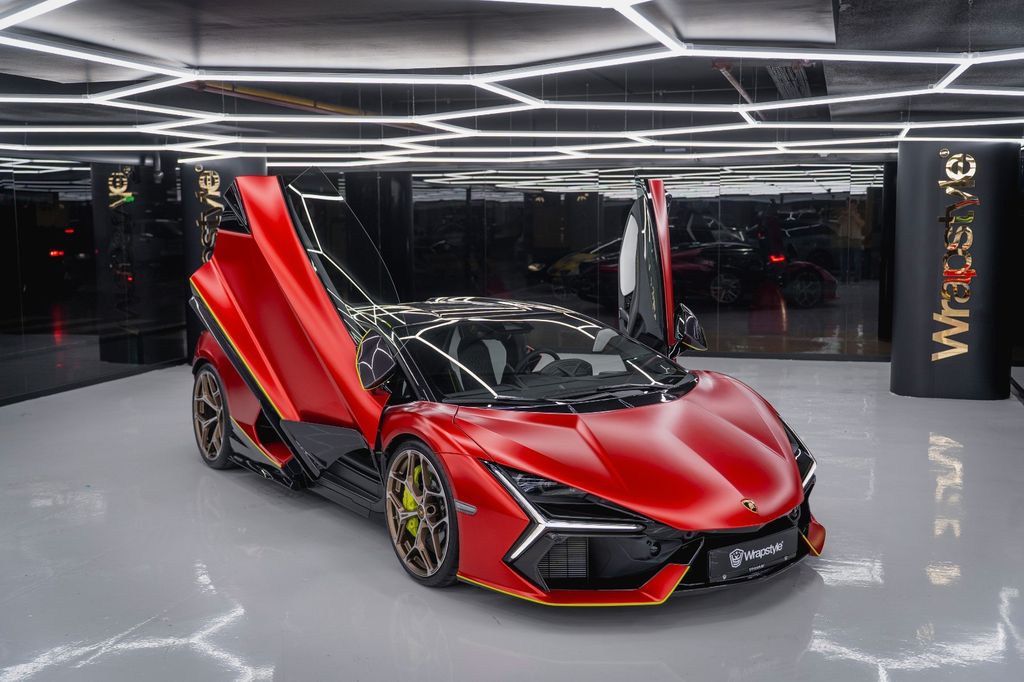 Lamborghini Revuelto 2024