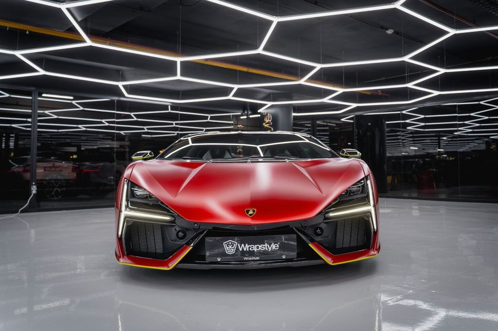Lamborghini Revuelto 2024