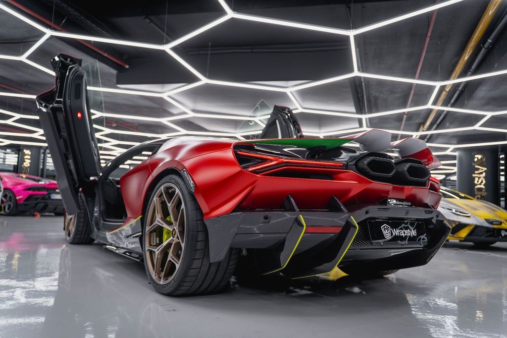 Lamborghini Revuelto 2024