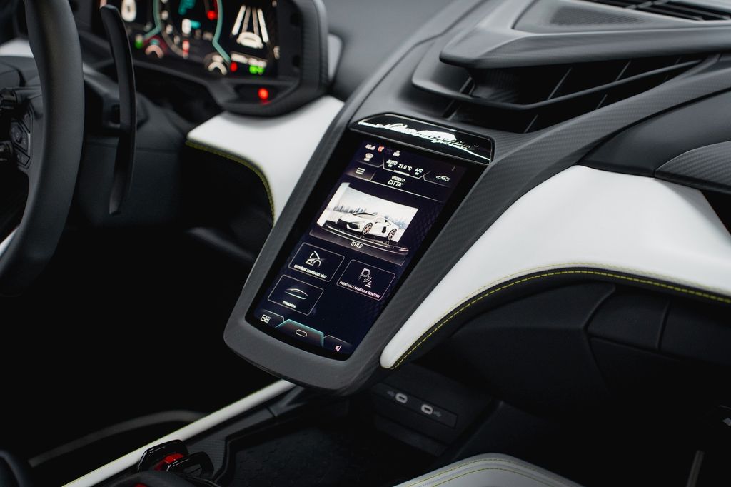 Lamborghini Revuelto 2024