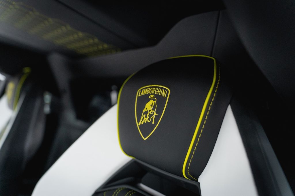 Lamborghini Revuelto 2024