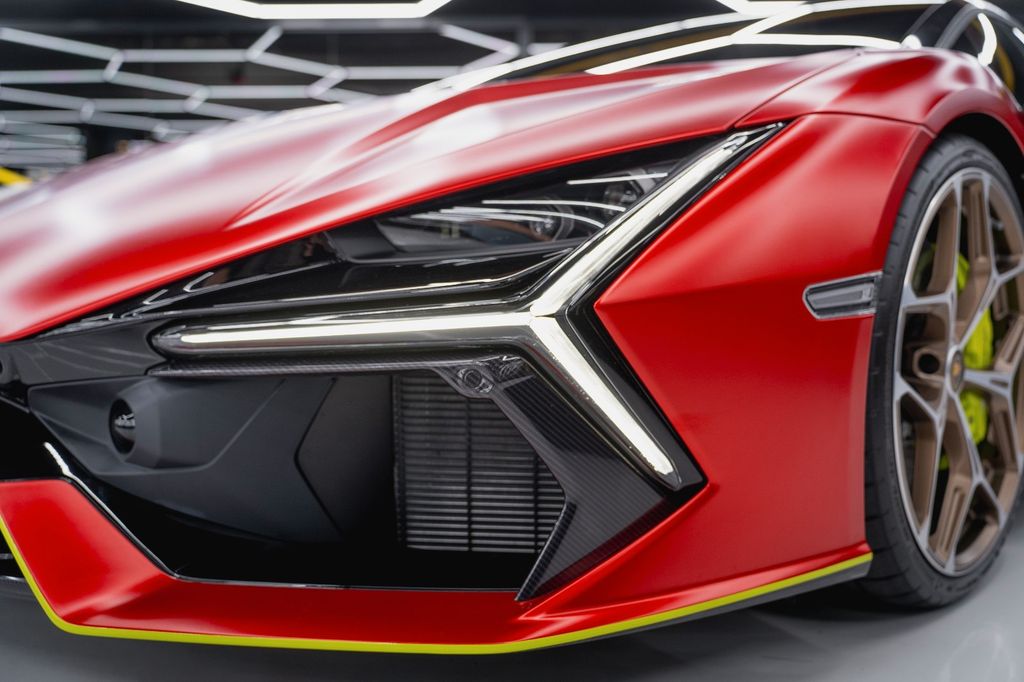 Lamborghini Revuelto 2024