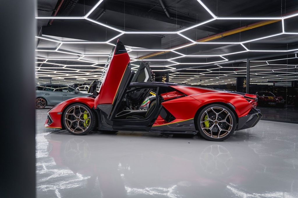 Lamborghini Revuelto 2024