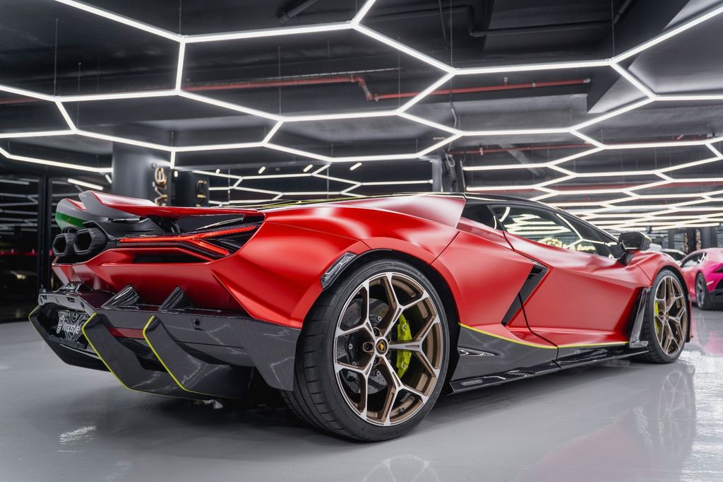 Lamborghini Revuelto 2024