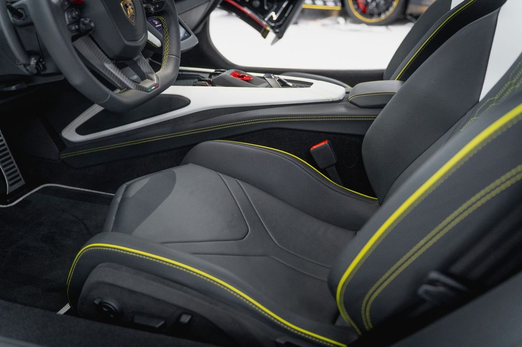 Lamborghini Revuelto 2024