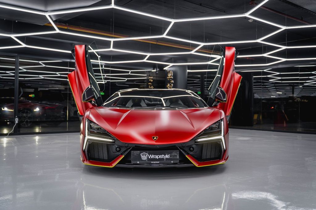 Lamborghini Revuelto 2024