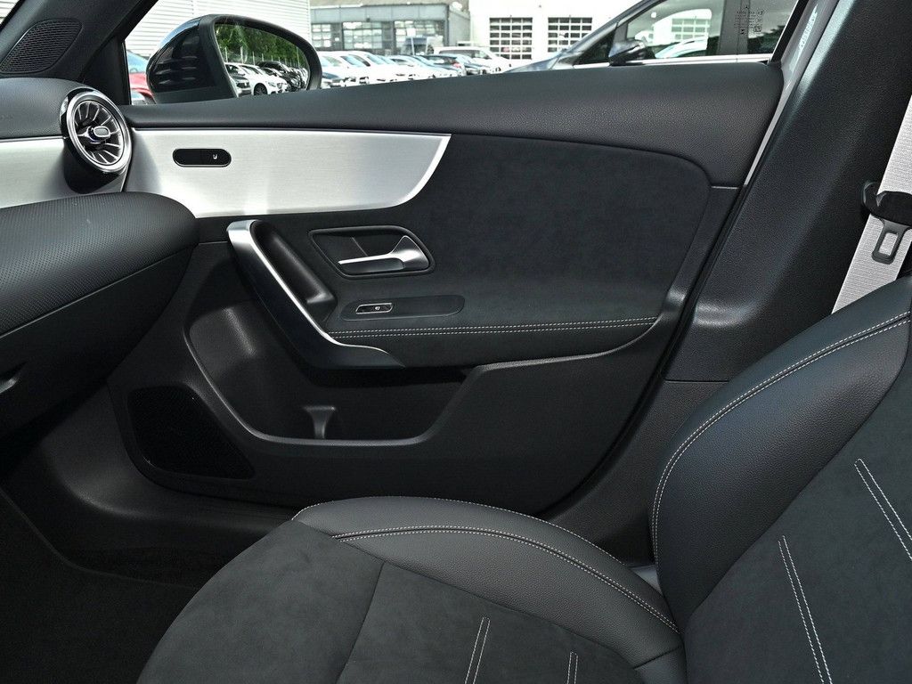 Mercedes-Benz A 180 2025