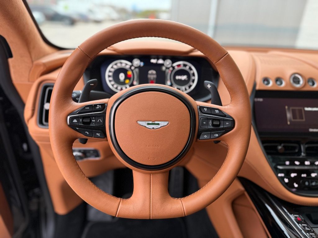 Aston Martin DBX 2022