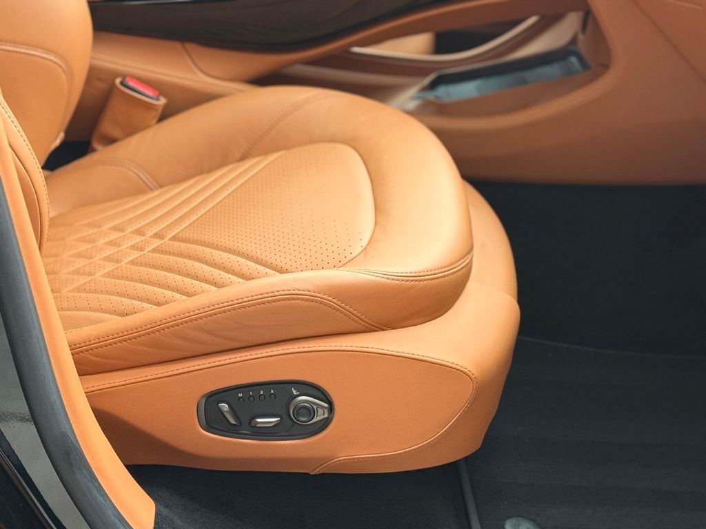 Aston Martin DBX 2022