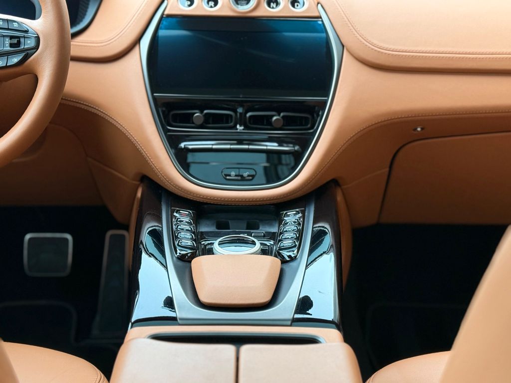 Aston Martin DBX 2022