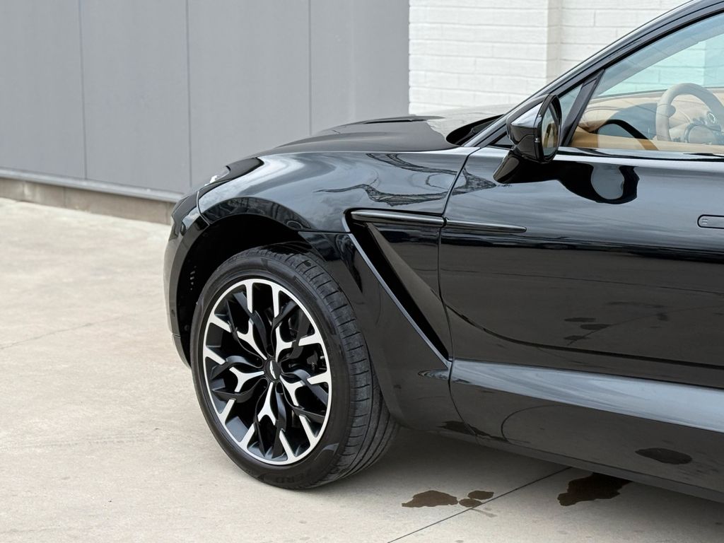 Aston Martin DBX 2022