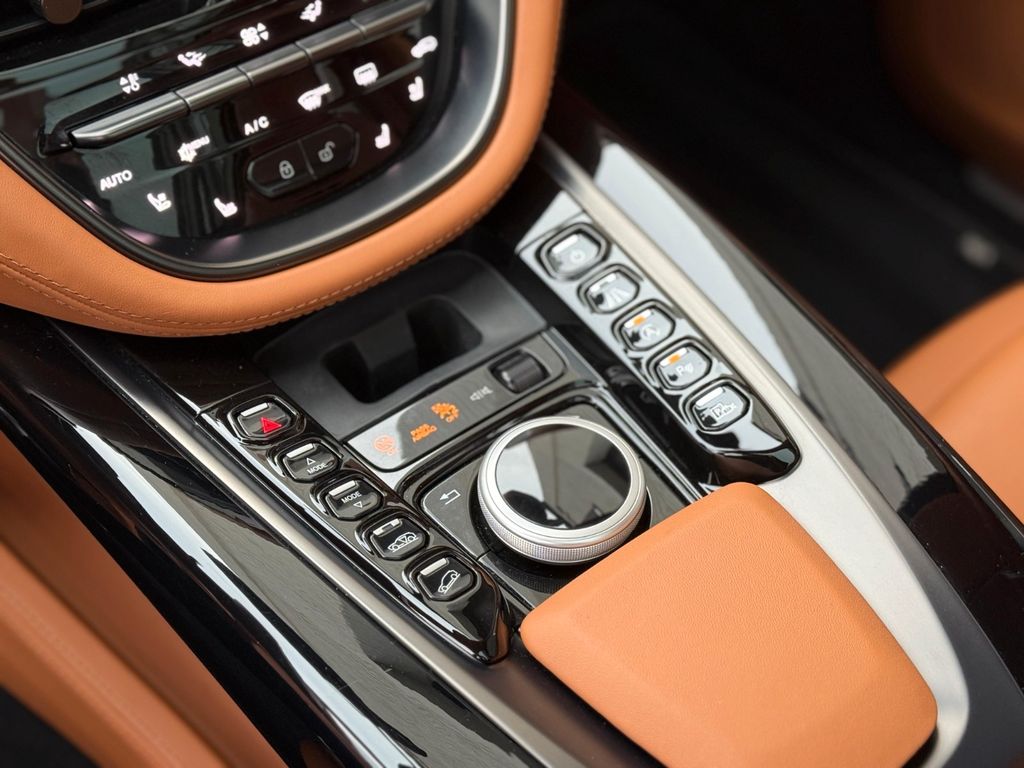 Aston Martin DBX 2022