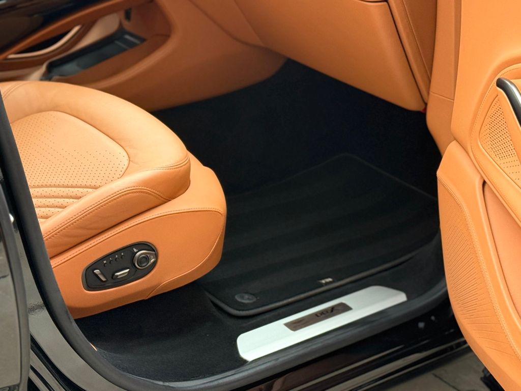 Aston Martin DBX 2022
