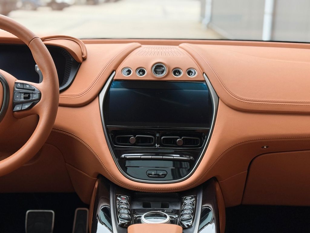 Aston Martin DBX 2022