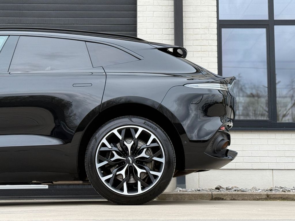 Aston Martin DBX 2022