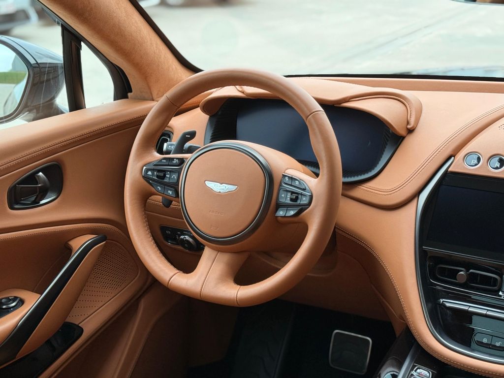 Aston Martin DBX 2022