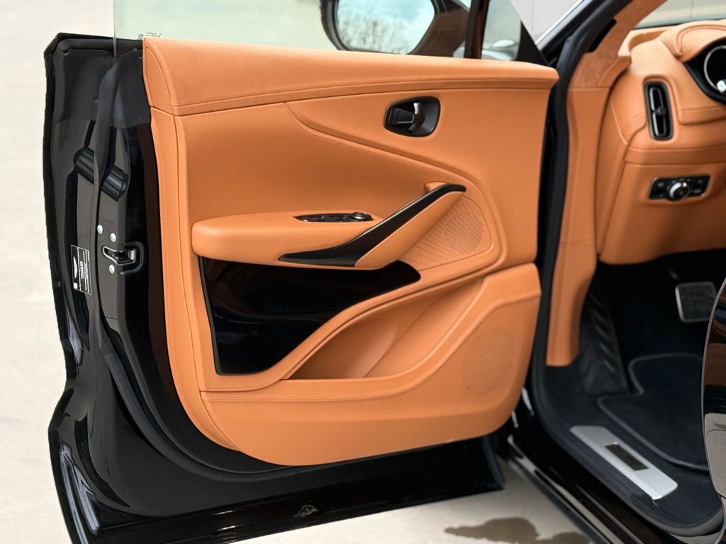 Aston Martin DBX 2022